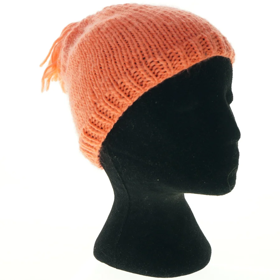 Strikket hue med kvast (str. Ø. 24 cm)