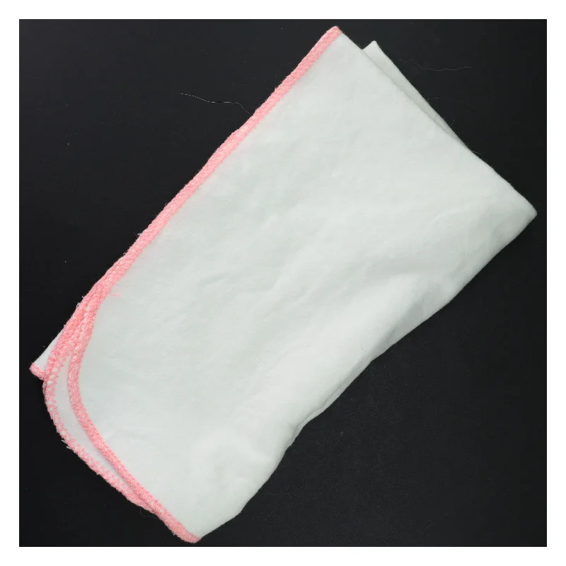 Hvidt bomuldsklæde med lyserød kant fra Tæppe (str. 75 x 65 cm)