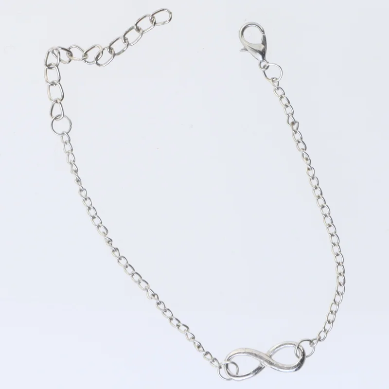 Sølvfarvet armbånd (str. 23,5 cm)