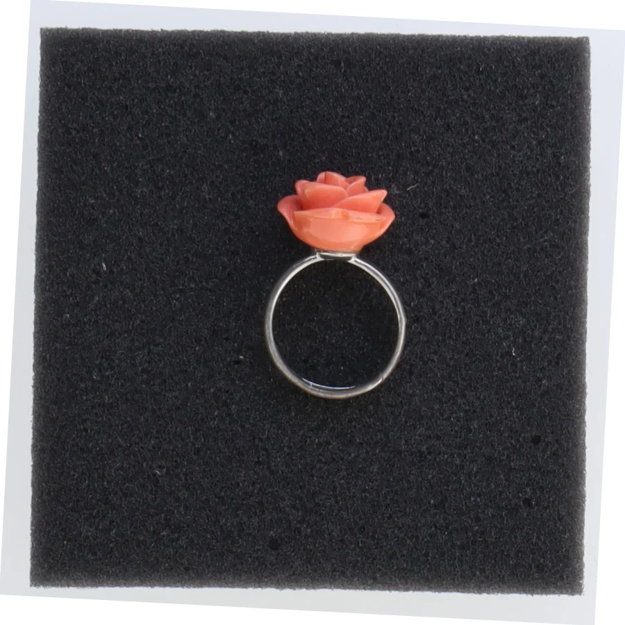 Ring med rosenformet vedhæng (str. 51)