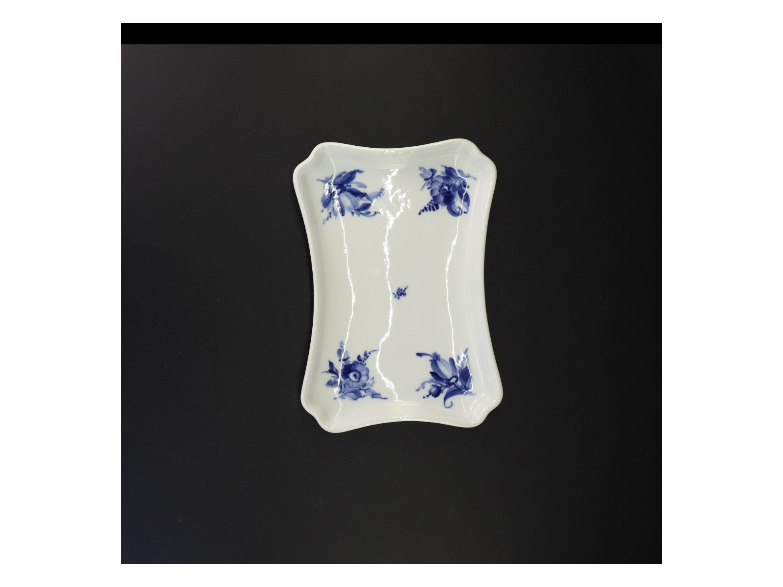 Blå blomst porcelænsfad, kantet, fra Royal Copenhagen, 1.sortering (str. 24 x 17 cm)