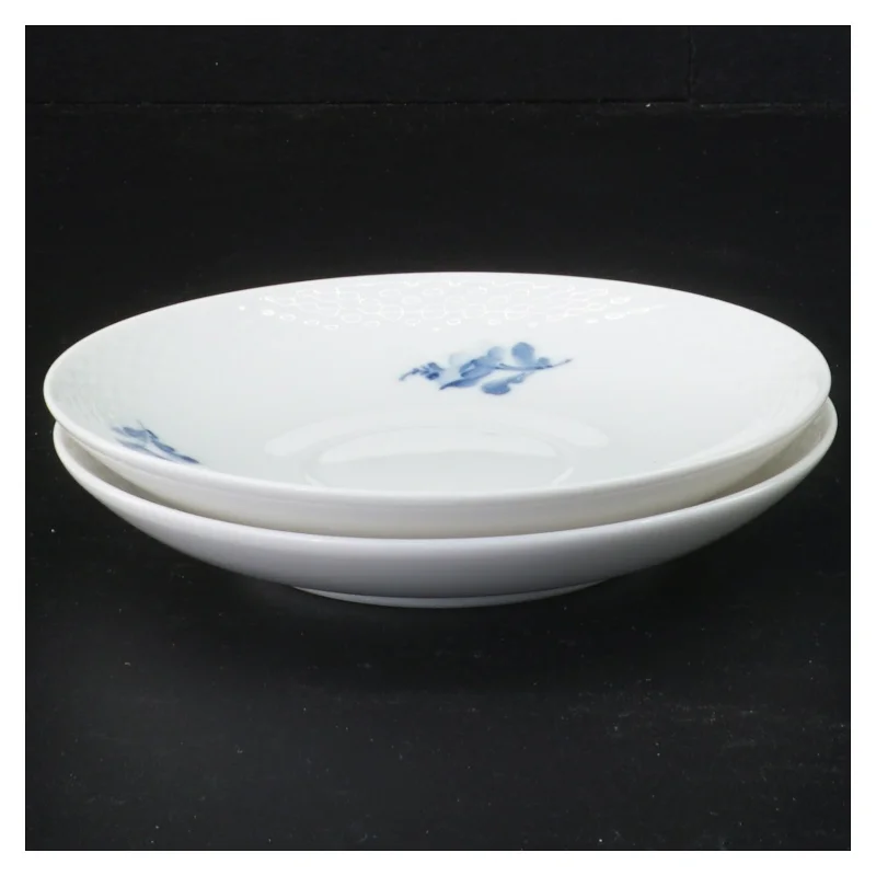 2 stk blå blomst underkopper fra Royal Copenhagen, 1.sortering (str. Diameter 14 cm)