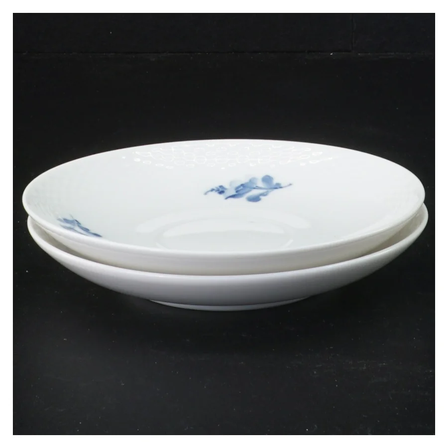 2 stk blå blomst underkopper fra Royal Copenhagen, 1.sortering (str. Diameter 14 cm)