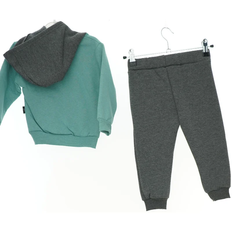 Sæt børnetøj (str. 92 cm)