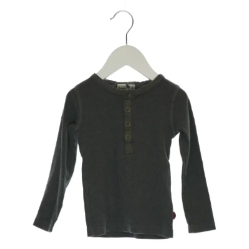 Langærmet bluse fra Pomp de Lux (str. 98)