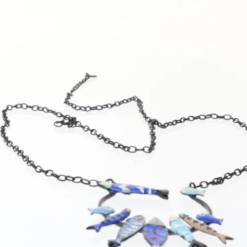 Halskæde med fiskemotiv (str. 65 cm)