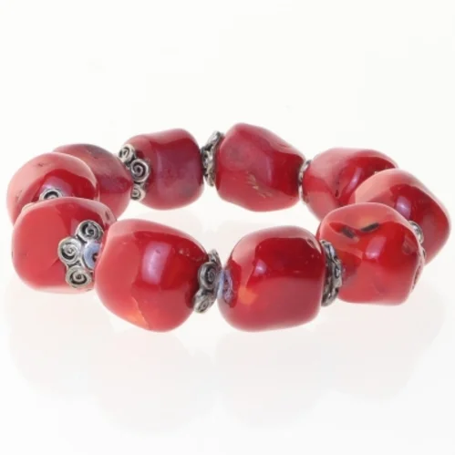 Rødt armbånd med metaldetaljer (str. Ø 6 cm)