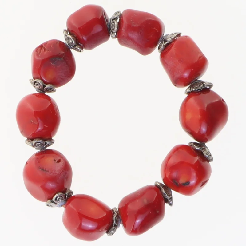 Rødt armbånd med metaldetaljer (str. Ø 6 cm)