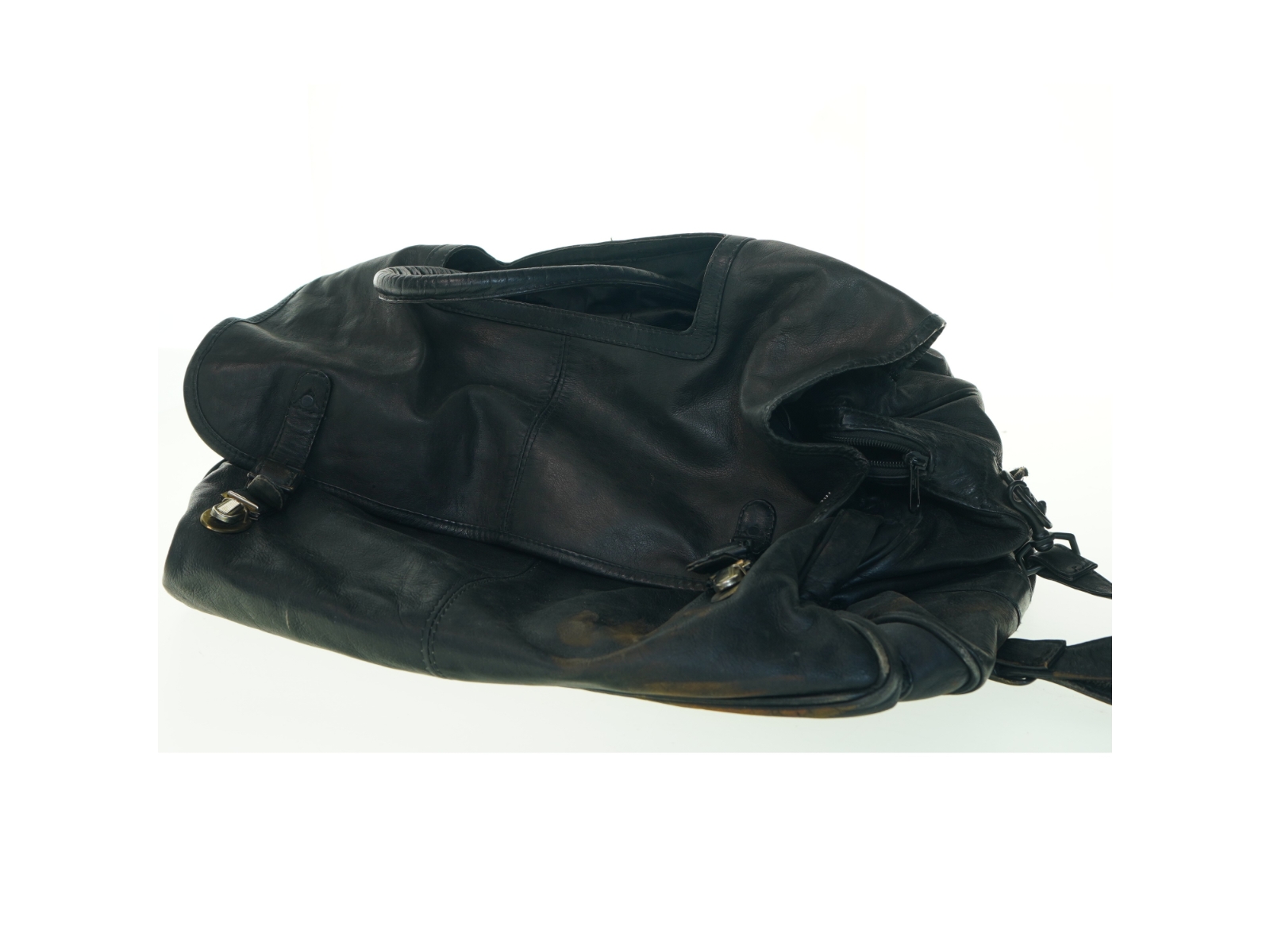 Sort skuldertaske i læder (str. 47x37x27 cm)