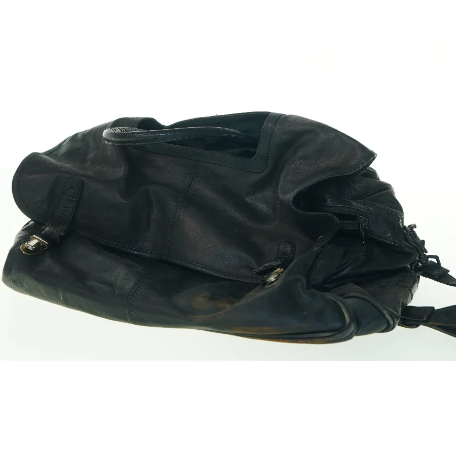 Sort skuldertaske i læder (str. 47x37x27 cm)
