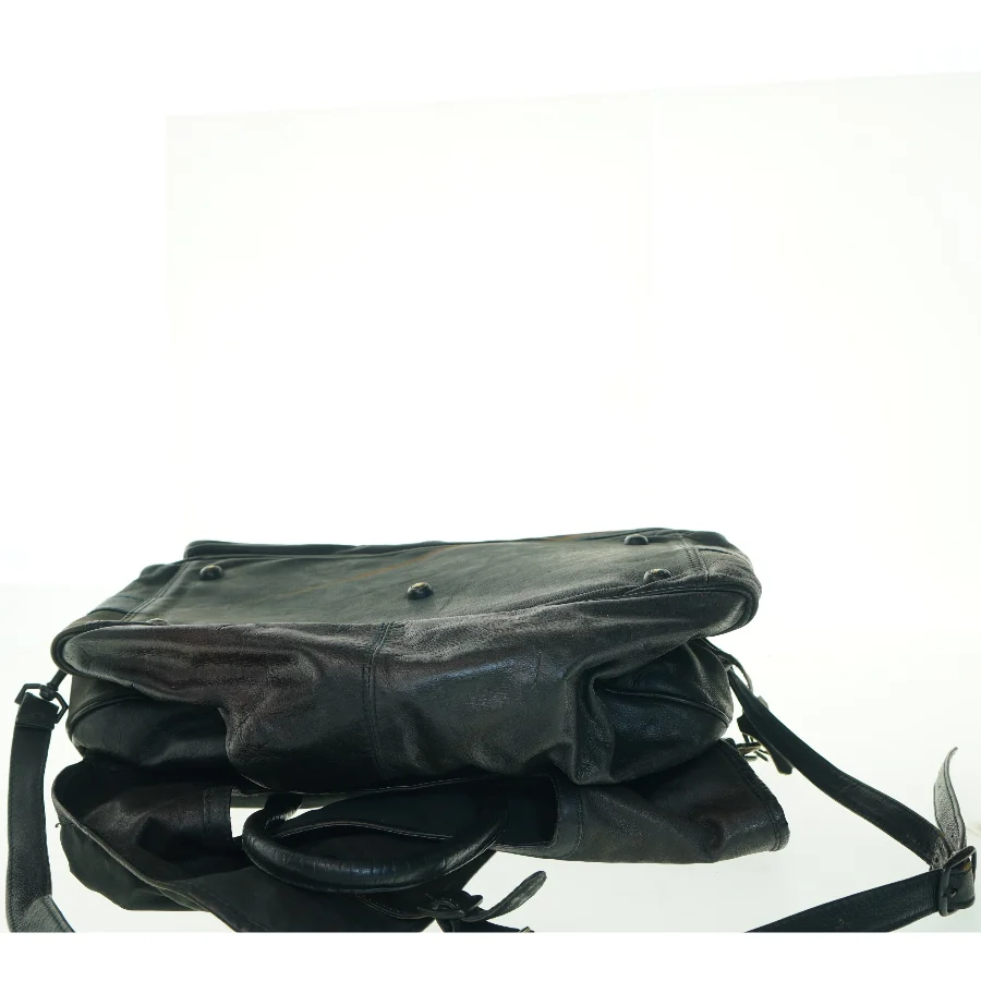 Sort skuldertaske i læder (str. 47x37x27 cm)