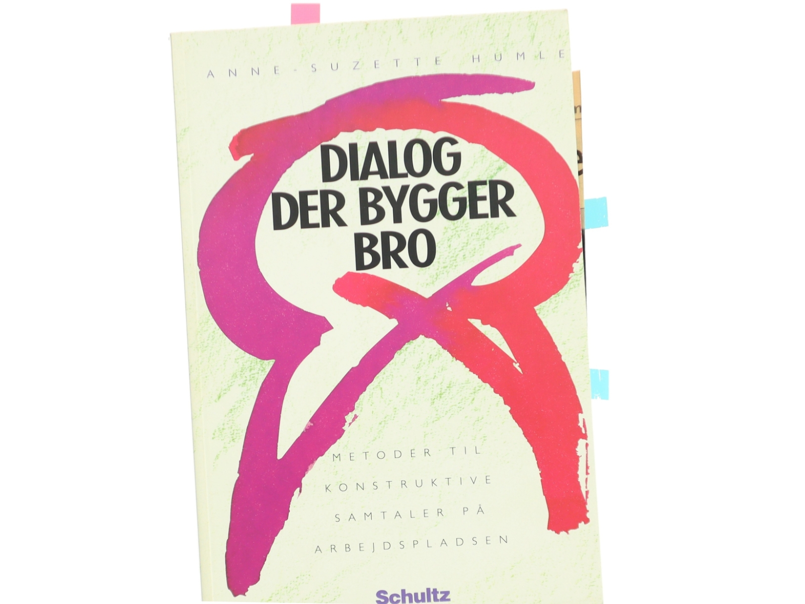 Dialog der bygger bro : metoder til konstruktive samtaler på arbejdspladsen af Susse Humle (Bog)