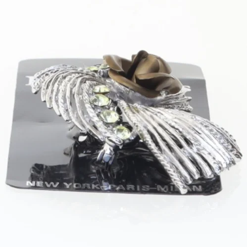 Moderne broche med rose og rhinsten fra Fashion Accessories (str. 5 x 3 cm)