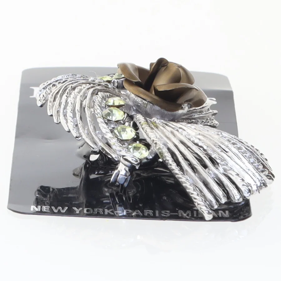 Moderne broche med rose og rhinsten fra Fashion Accessories (str. 5 x 3 cm)