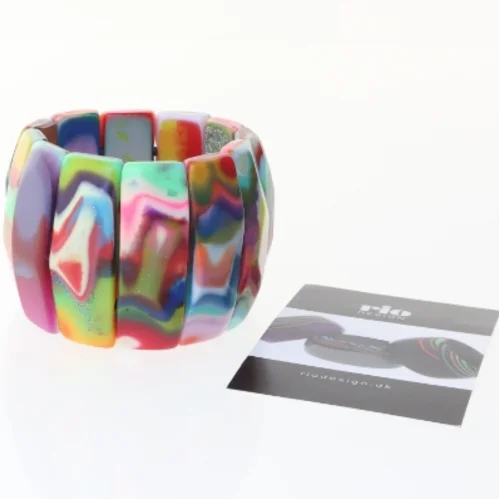 Farverig armbånd fra Rio Design (str. Ø 6 cm)