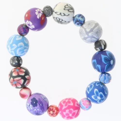 Farverigt perlearmbånd (str. 14 cm)