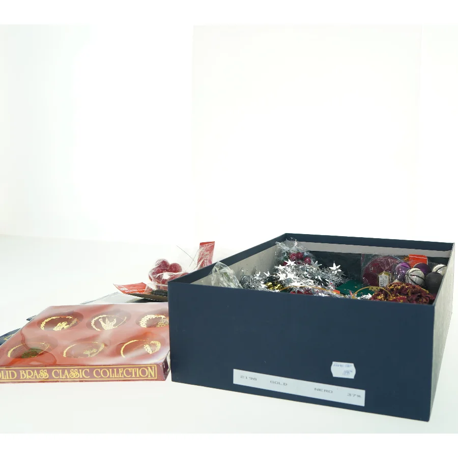 Julepynt i kasse (str. mix julepynt )