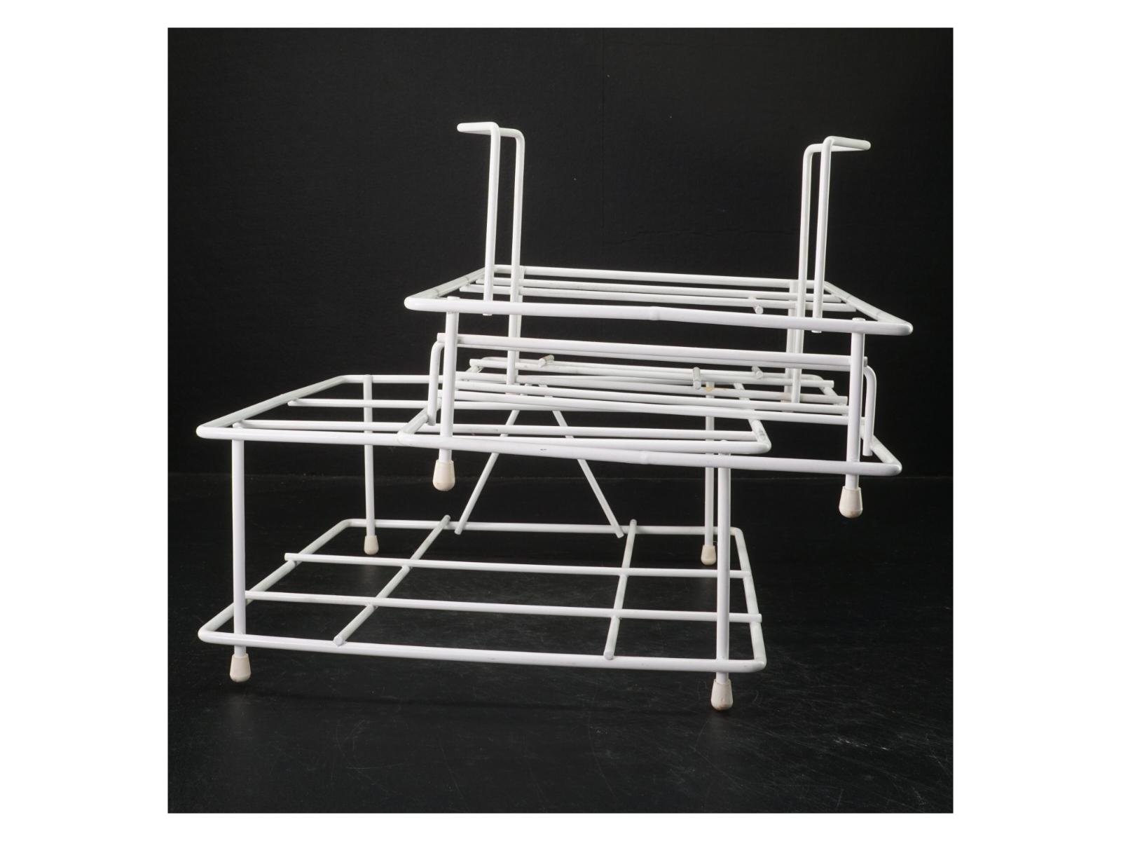 Hvidt stativ/reol til opbevaring af tallekner/kopper i metal (str. 24 x 24,5 cm. og. 20 x 24,5 cm)