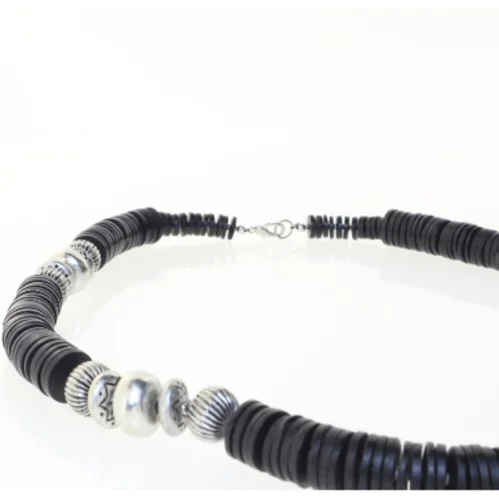 Halskæde med sorte og sølvfarvede perler (str. 79 cm)