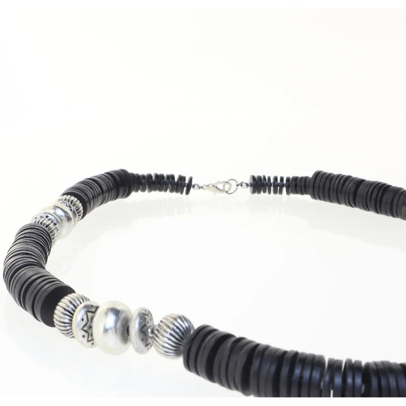 Halskæde med sorte og sølvfarvede perler (str. 79 cm)