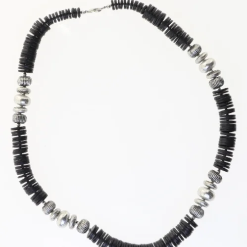 Halskæde med sorte og sølvfarvede perler (str. 79 cm)