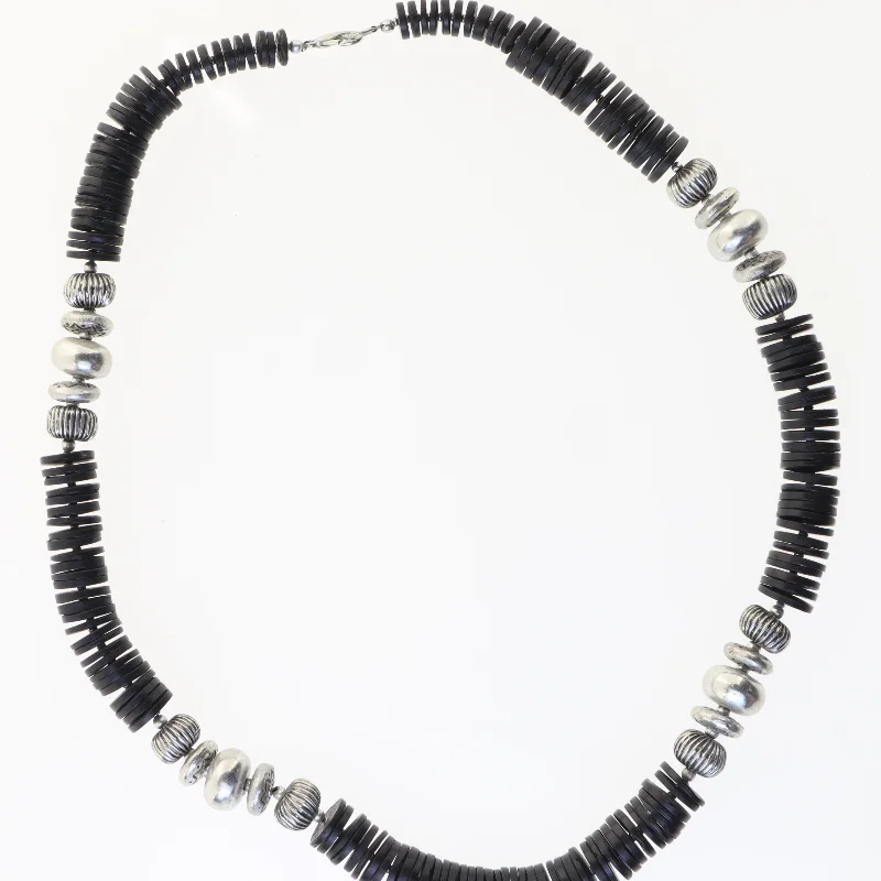 Halskæde med sorte og sølvfarvede perler (str. 79 cm)