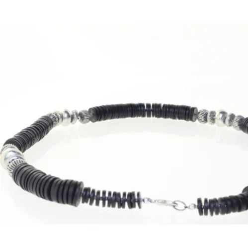 Halskæde med sorte og sølvfarvede perler (str. 79 cm)