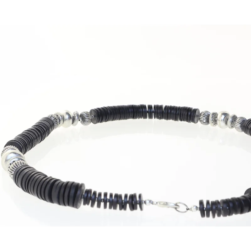 Halskæde med sorte og sølvfarvede perler (str. 79 cm)