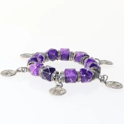 Armbånd med lilla perler og charms (str. Ø 7 cm)