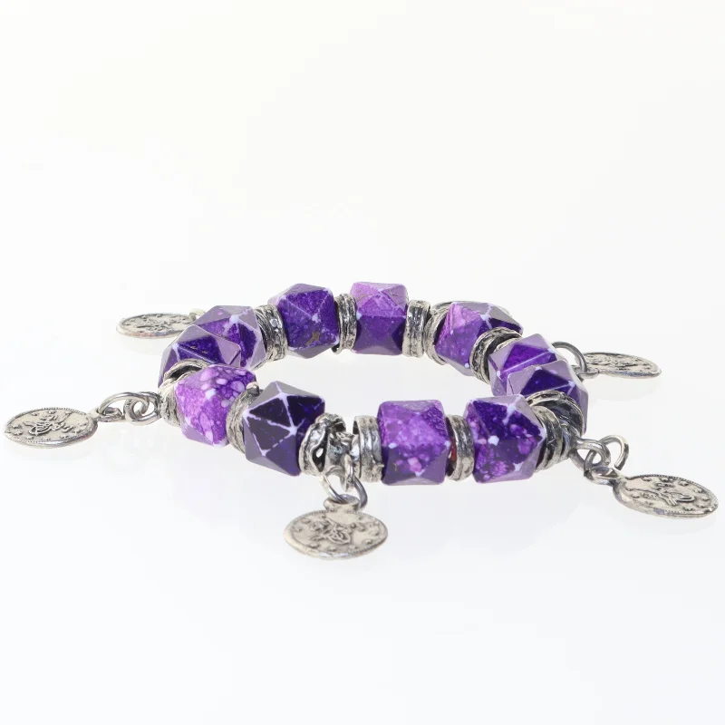 Armbånd med lilla perler og charms (str. Ø 7 cm)