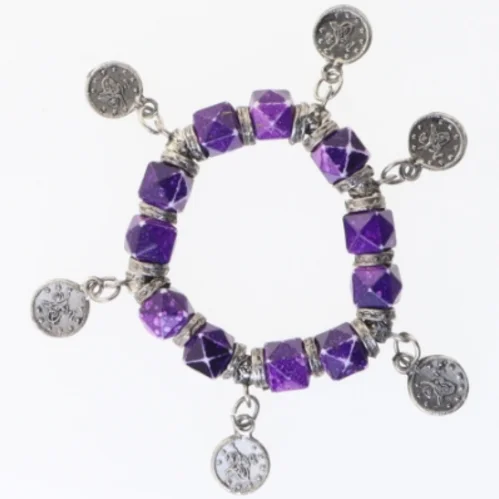 Armbånd med lilla perler og charms (str. Ø 7 cm)