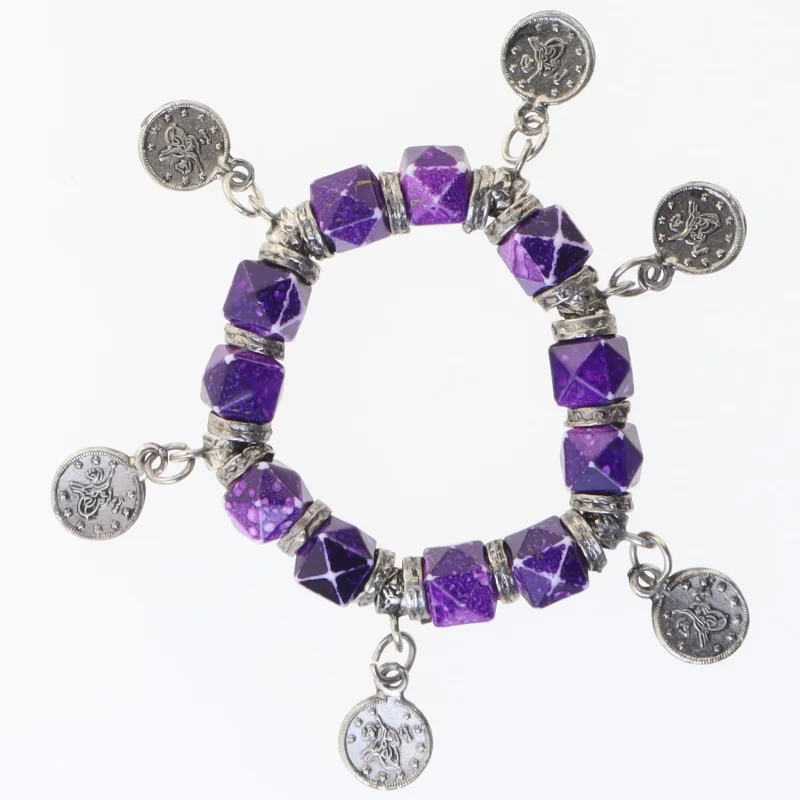 Armbånd med lilla perler og charms (str. Ø 7 cm)