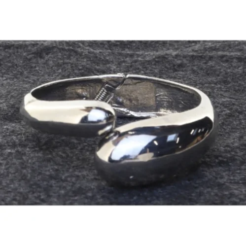 Sølvfarvet armbånd (str. Ø 6 cm)