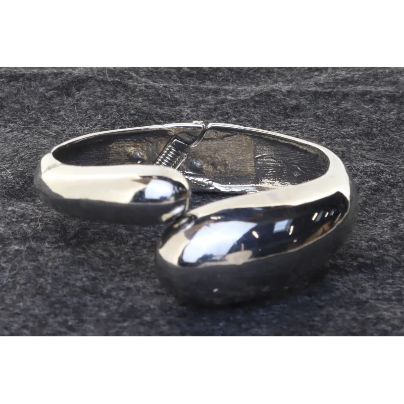 Sølvfarvet armbånd (str. Ø 6 cm)