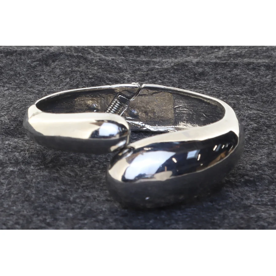 Sølvfarvet armbånd (str. Ø 6 cm)