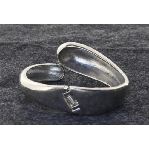 Sølvfarvet armbånd (str. Ø 6 cm)