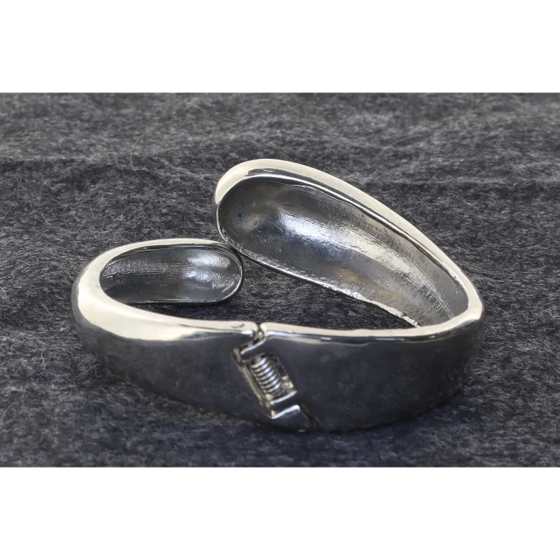 Sølvfarvet armbånd (str. Ø 6 cm)