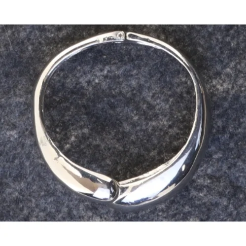 Sølvfarvet armbånd (str. Ø 6 cm)