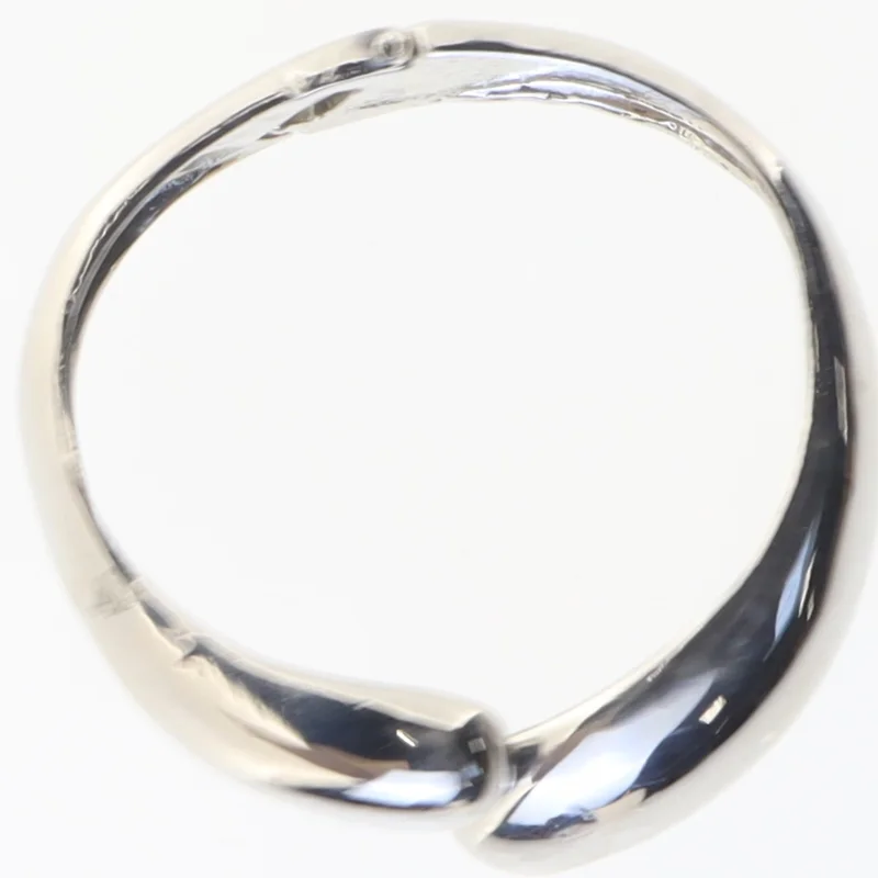 Sølvfarvet armbånd (str. Ø 6 cm)