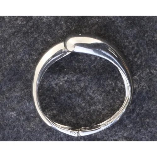 Sølvfarvet armbånd (str. Ø 6 cm)