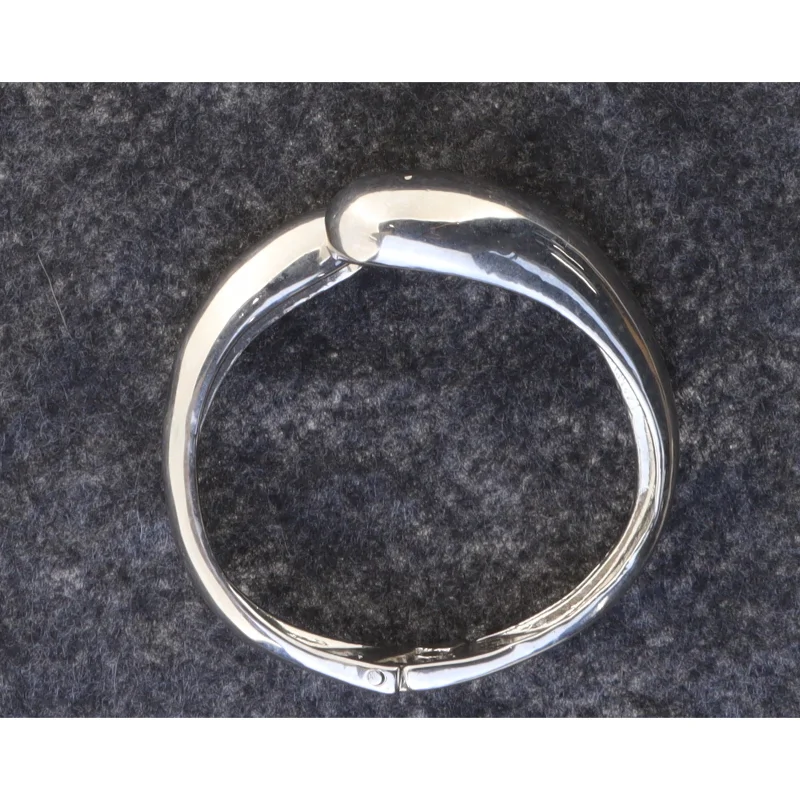 Sølvfarvet armbånd (str. Ø 6 cm)