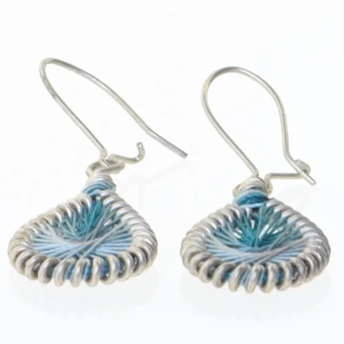 Håndlavede øreringe i tråd design (str. 2 x 1 cm)