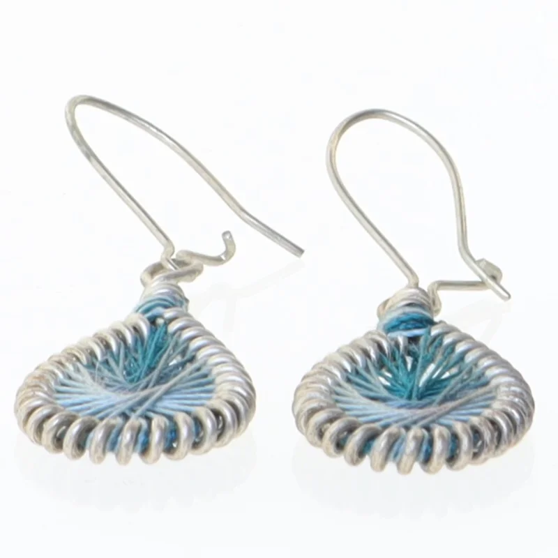 Håndlavede øreringe i tråd design (str. 2 x 1 cm)