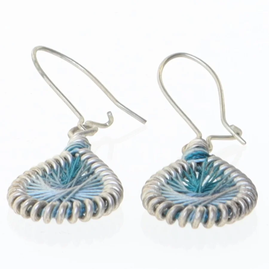 Håndlavede øreringe i tråd design (str. 2 x 1 cm)