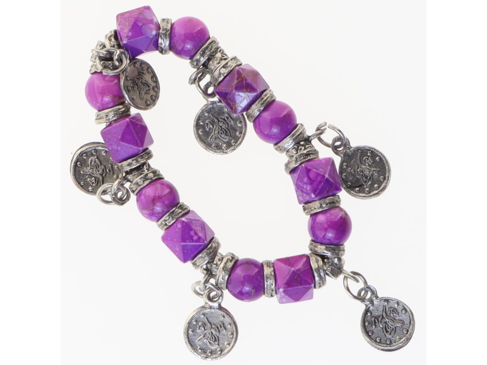 Lilla armbånd med charms (str. Ø 6 cm)