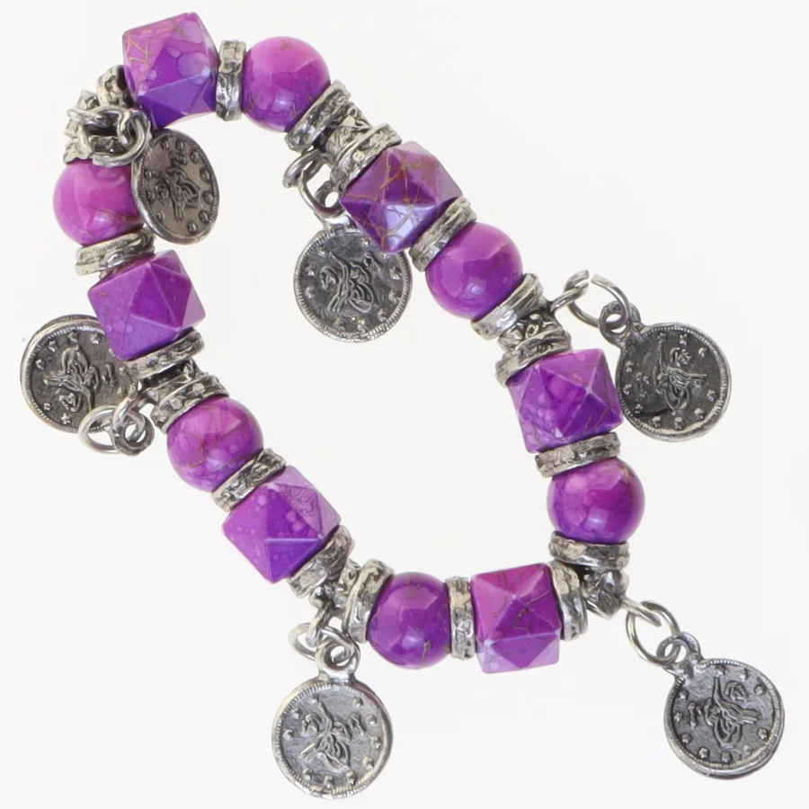 Lilla armbånd med charms (str. Ø 6 cm)