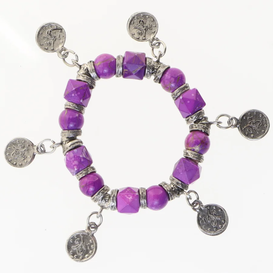Lilla armbånd med charms (str. Ø 6 cm)