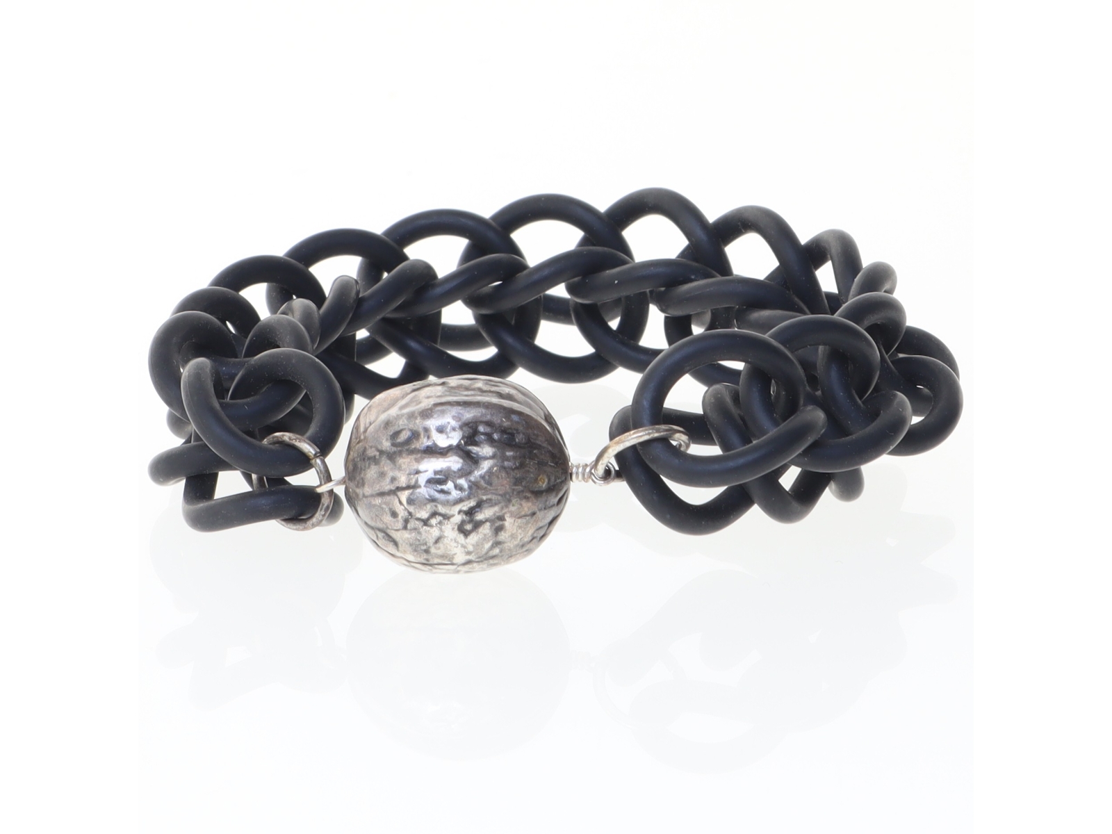 Sort armbånd med metalperle (str. Ø 6 cm)