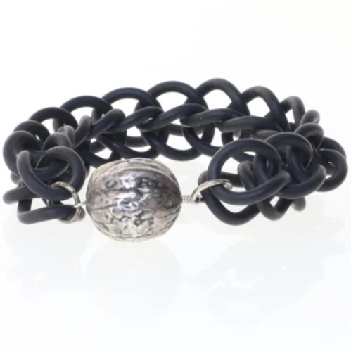 Sort armbånd med metalperle (str. Ø 6 cm)
