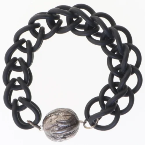 Sort armbånd med metalperle (str. Ø 6 cm)